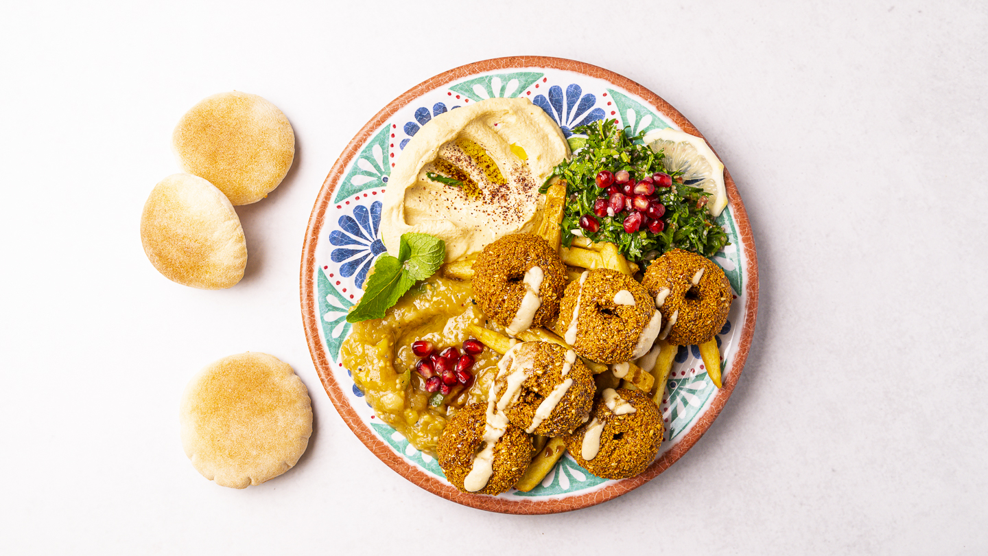 falafel teller mit brot
